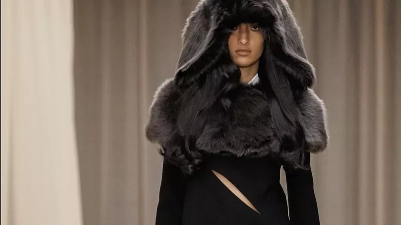 بين الحرفية والابتكار.. Alexander McQueen يعيد صياغة التفاصيل اليومية في أسبوع الموضة بباريس