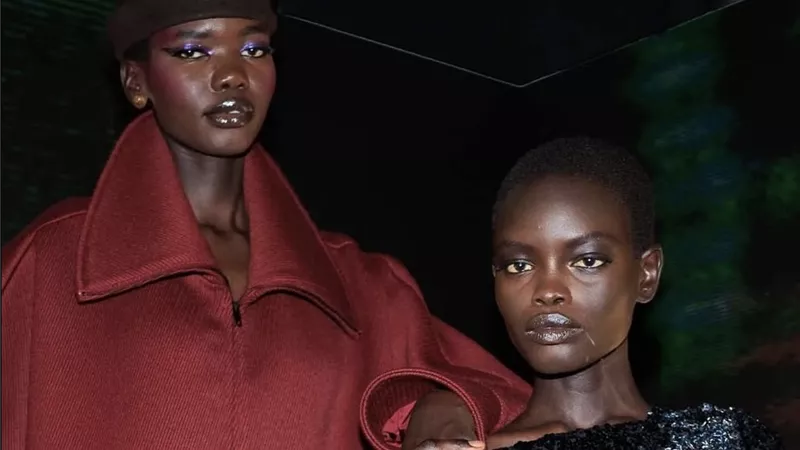 	رؤية جريئة من بالينسياغا تخطف الأنظار في Paris Fashion Week