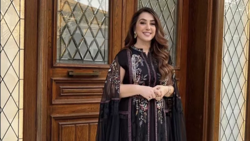 كندة علوش تتألق بقفطان أسود مطرز يجمع بين الفخامة والأنوثة