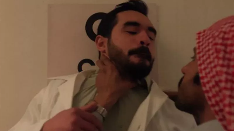 خالد يعتدي على الطبيب أحمد في الحلقة 21 من مسلسل 