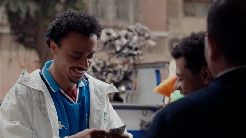 بيبو يبدأ مشروع ريش الدجاج وشقيقه يحاول الإيقاع به في الحلقة 9 من 