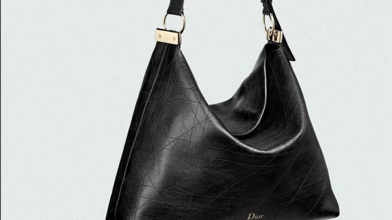 حقيبة “ديورلي”.. جوناثان أندرسون يعيد تعريف الأناقة اليومية لدى Dior