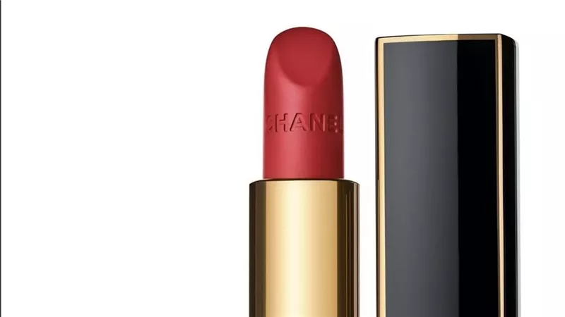 شانيل تكشف عن Rouge Allure Velvet بدرجة Rouge Charnel الجريئة
