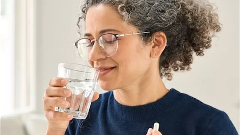 أفضل الفيتامينات المتعددة للنساء.. كيف تختارين المكمل المناسب حسب العمر ونمط الحياة؟