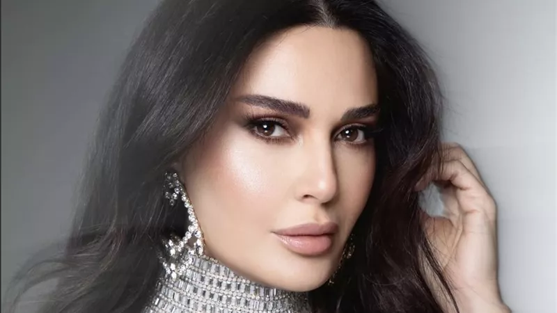 أناقة العيد بأسلوب ملكي.. سيرين عبد النور تخطف الأنظار بفستان مرصع بالكريستال