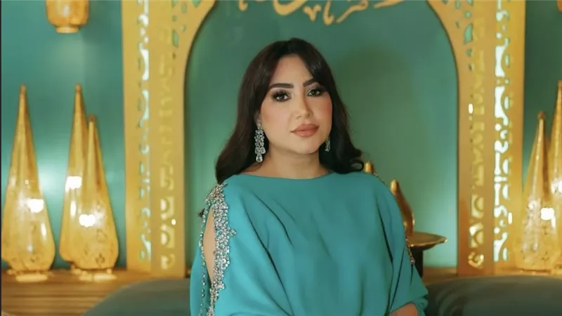 بوسي تتألق بالأخضر الزمردي في جلسة تصوير مستوحاة من أجواء العيد