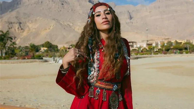 دينا الشربيني تخطف الأنظار بإطلالات متعددة في “اتنين غيرنا”