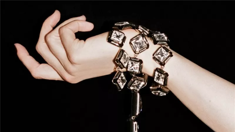 Givenchy تكشف عن قلادة Deconstructed Crystals بتوقيع سارة بيرتون