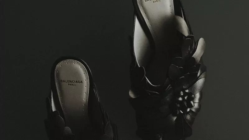 Balenciaga تعيد تعريف الأنوثة العصرية مع Duchesse Mule