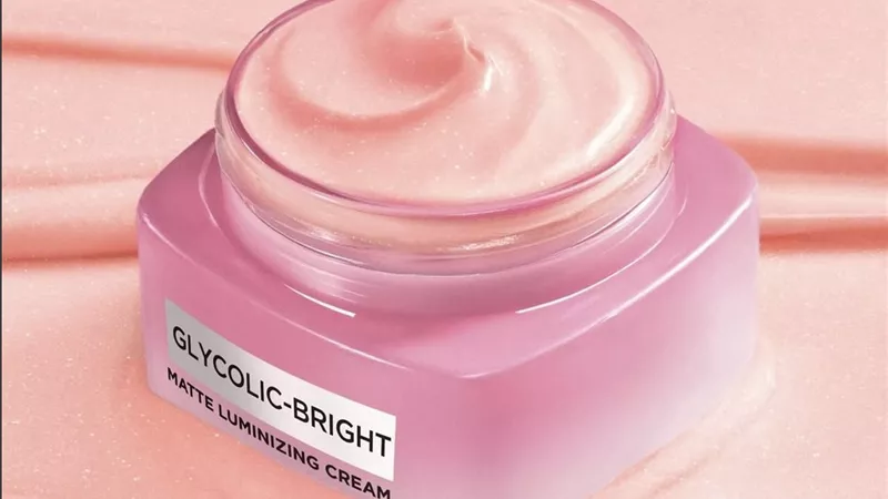 إشراقة مطفية بلمسة فاخرة مع كريم MATTE LUMIZING من لوريال باريس