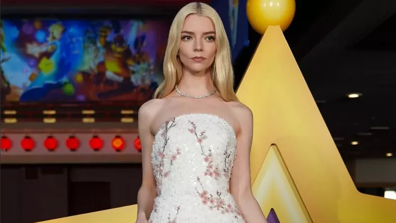 أنيا تايلور جوي تخطف الأنظار بفستان Dior ومجوهرات Van Cleef & Arpels وسط أزهار كرز كيوتو