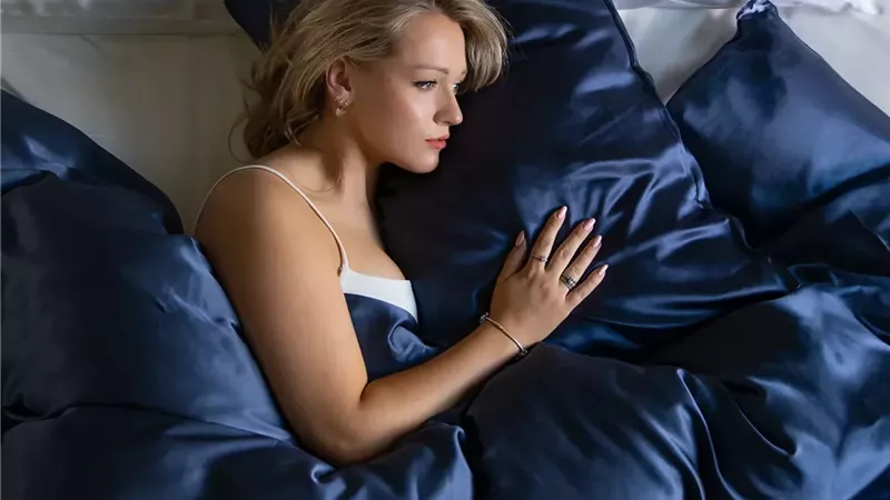 لصحة بشرتك وشعرك.. اهمية الاعتماد على اغطية وسائد من الحرير