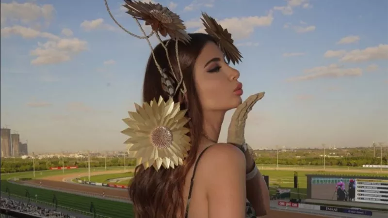 باولا الست تتألق بفستان مزين بالورود وقبعة مبتكرة من توقيع Kim Fletcher Millinery