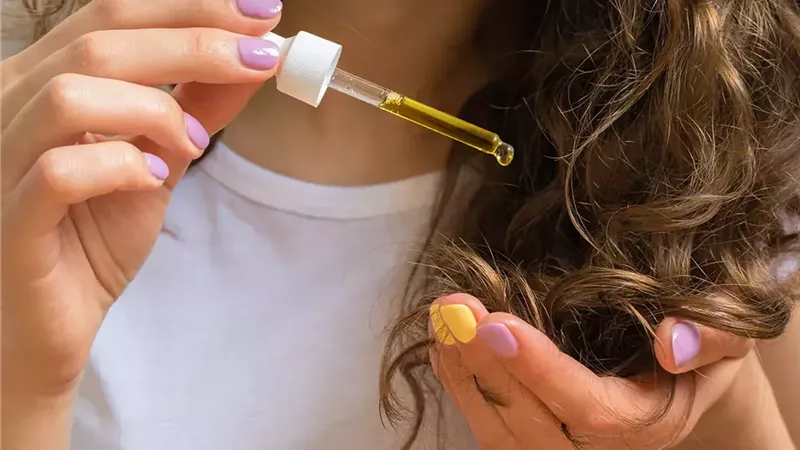 للترطيب والتنعيم.. كيفية استخدام زيت الأرجان للشعر
