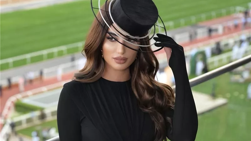 فرح حسّان تتألق بأسلوب كلاسيكي عصري في كأس دبي العالمي