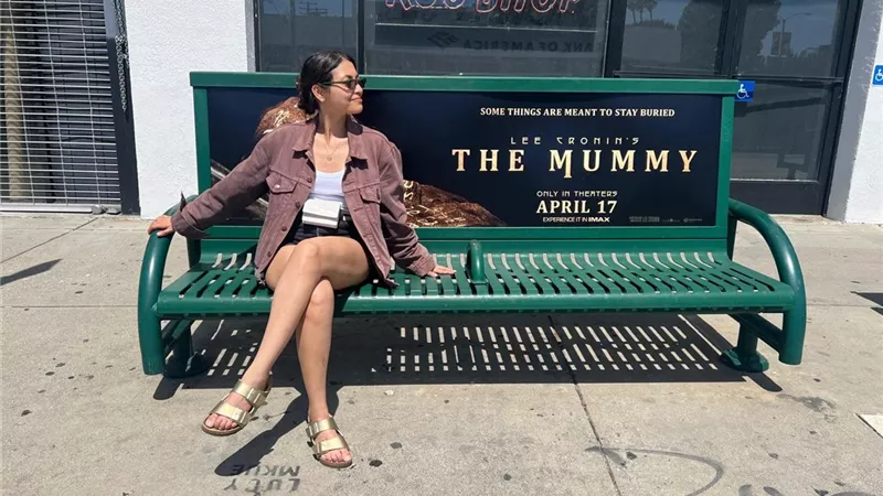 مي الغيطي تروّج لفيلم “The Mummy” في شوارع أمريكا.. وتجتمع مع صُنّاع العمل أمام البوستر العالمي