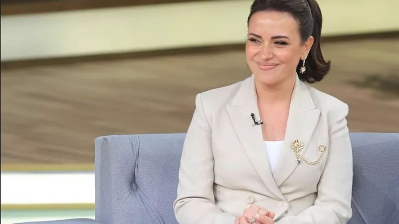 ريهام عبد الغفور تتألق بإطلالة كلاسيكية أنيقة في “معكم منى الشاذلي”