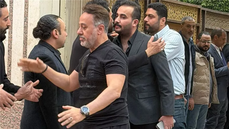 أحمد العوضي وإيهاب فهمي.. نجوم الفن يساندون محمود حمدان في عزاء والده