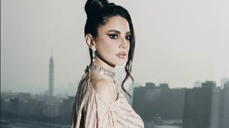 أناقة هادئة بلمسة ملكية… درة تخطف الأنظار من قلب The St. Regis Cairo