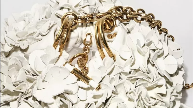 Chloé تعيد تعريف الأنوثة بحقيبة Plissé المزخرفة