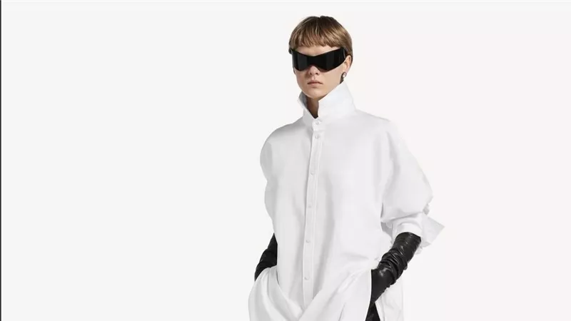 Balenciaga تعيد تعريف الأناقة اليومية بمجموعة ربيع وصيف 2026