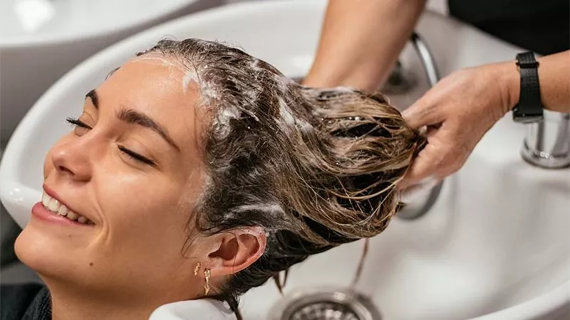 الترتيب الصحيح لاستخدام منتجات الشعر للحصول على أفضل النتائج