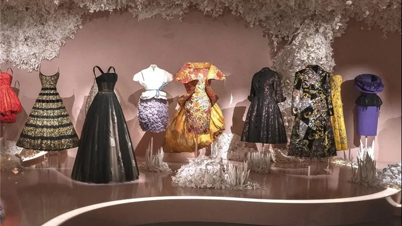 ديور تحتفي بإرثها في معرض “Crafting Fashion” بأتلانتا