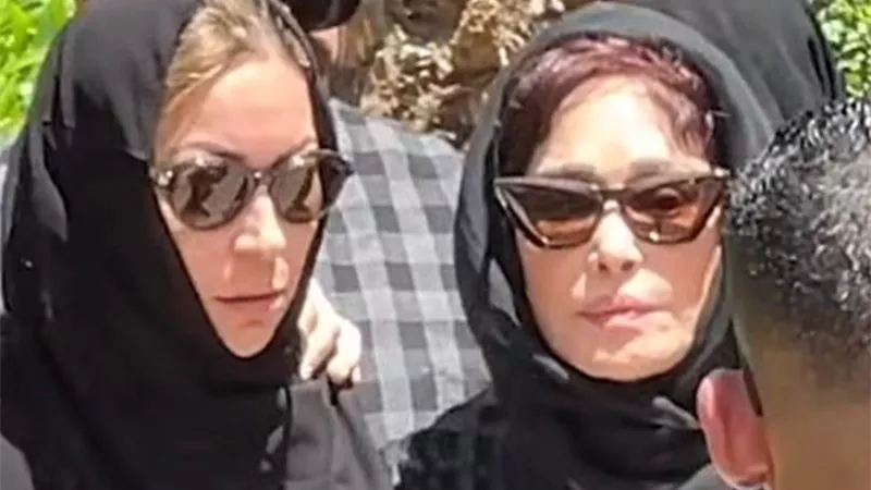 لبلبة وإياد نصار ودنيا سمير غانم وهدى المفتي.. نجوم الفن يساندون منة شلبي في جنازة والدها