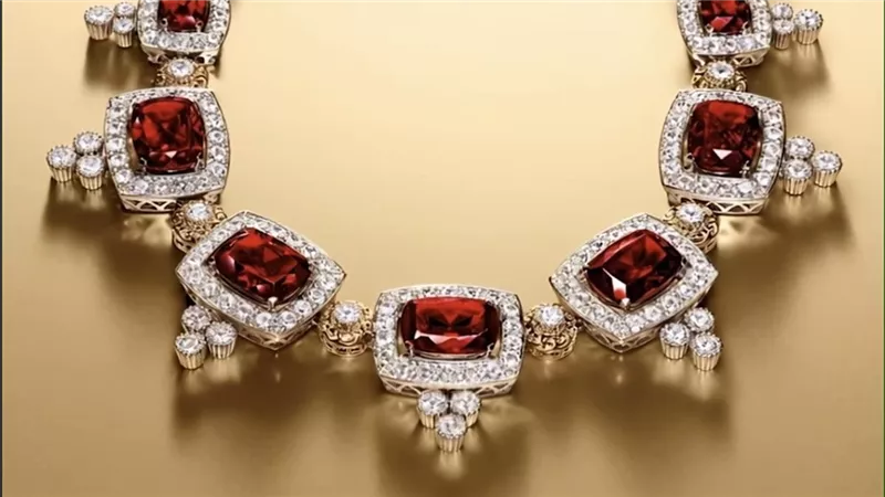 فخامة متلألئة.. Dolce & Gabbana تكشف عن عقد Eleganza الساحر