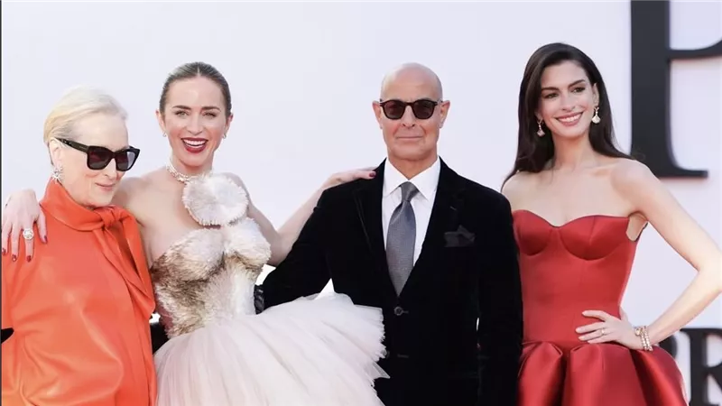 الأحمر الناري عنوان الجاذبية في ظهور لافت لآن هاثاواي بتوقيع Louis Vuitton 