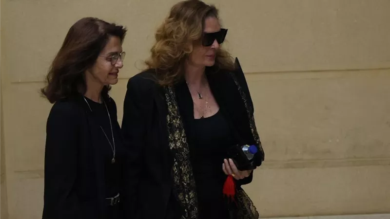 يسرا وكريم عبدالعزيز وتامر حبيب.. نجوم الفن يقدمون واجب العزاء لـ منة شلبي في رحيل والدها