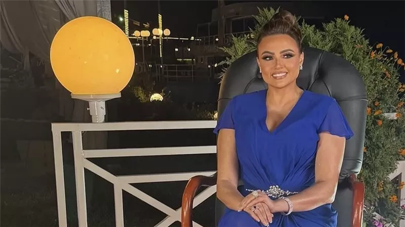 بشرى تتألق بالأزرق الملكي في افتتاح مهرجان AIWFF