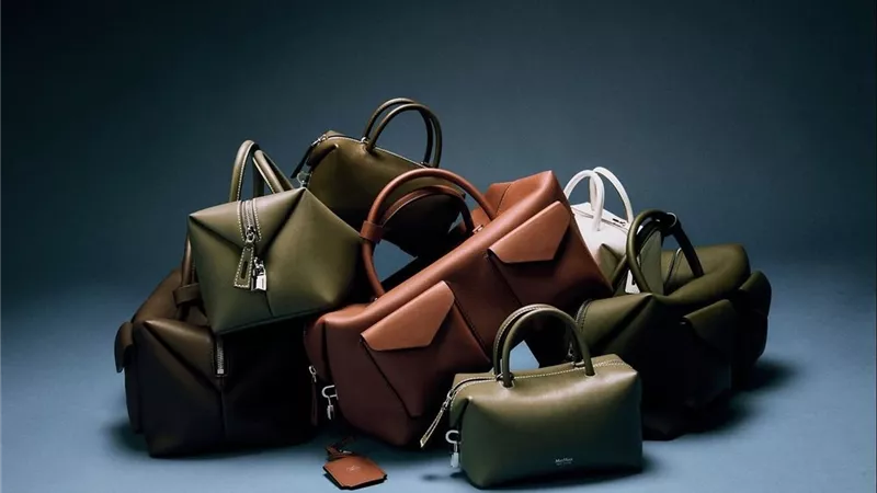 حقيبة “هولدل كارغو” من Max Mara.. توازن مثالي بين العملية والفخامة