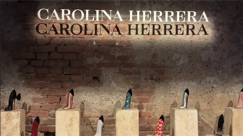 أناقة سوداء مطرزة تخطف الأنظار في أمسية Carolina Herrera بميلانو
