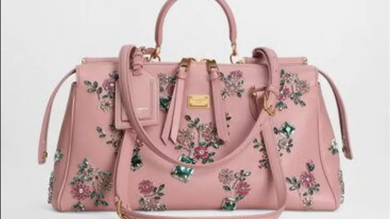 تطريز فاخر وأحجار لامعة… Vittoria Bag عنوان الأناقة الجريئة من dolce & gabbana