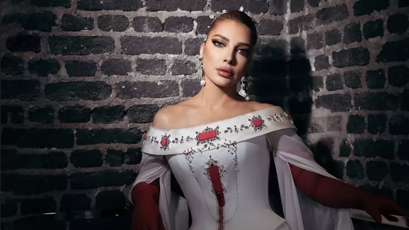     أناقة عربية لافتة.. أصالة تخطف الأنظار من قلب باريس
