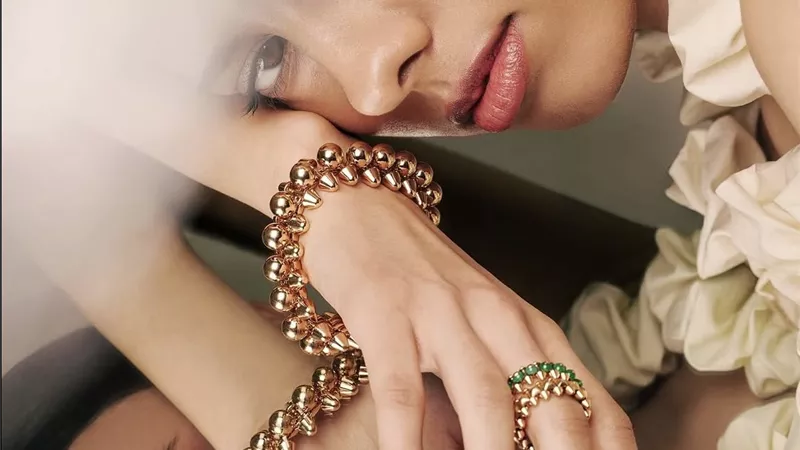 “Clash de Cartier”… حين تتحول المجوهرات إلى قطع مرنة تتفاعل مع كل إيماءة