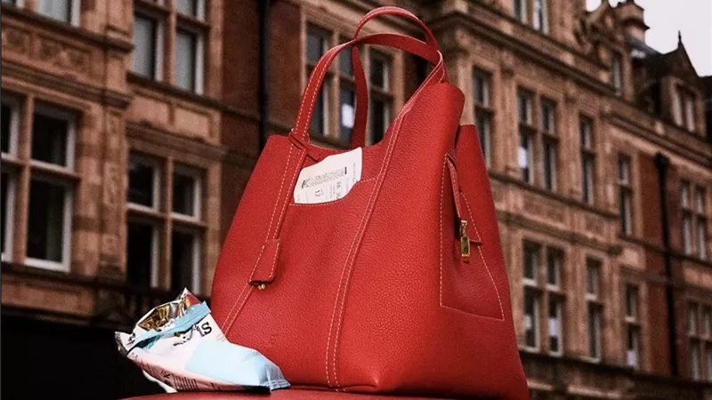 حقيبة Matryoshka من Carolina Herrera.. أناقة التفاصيل تتصدر المشهد