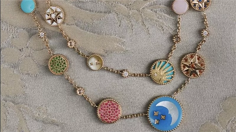 Dior تستلهم السماء في مجوهرات Rose des Vents بتصميم نجمي لافت