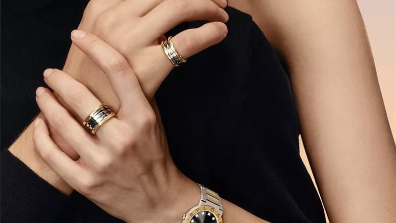 Bvlgari تمزج بين الذهب والفولاذ في تصاميم عصرية تعود بجذورها إلى السبعينيات