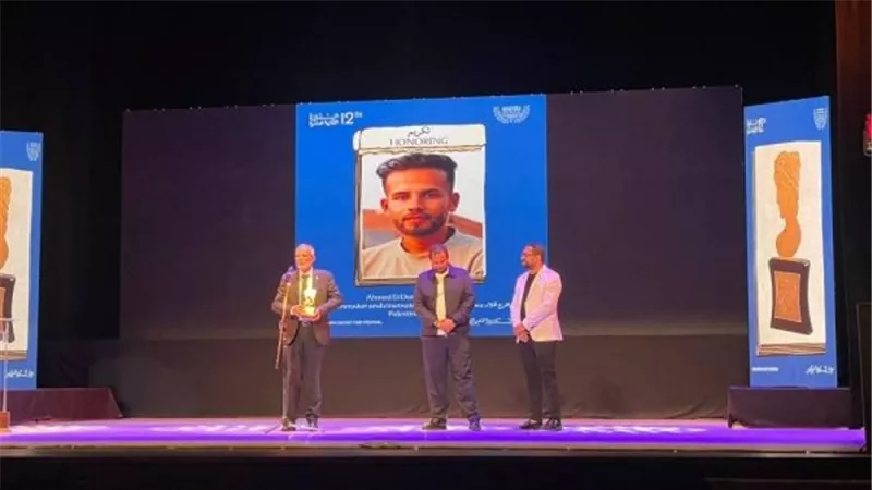 كامل الباشا يتسلم تكريم المخرج الفلسطيني أحمد الدنف في افتتاح الإسكندرية للفيلم القصير