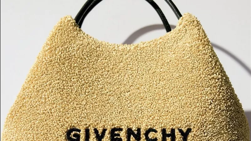 Givenchy تقدّم حقيبة Facet بلمسة صيفية من الرافيا
