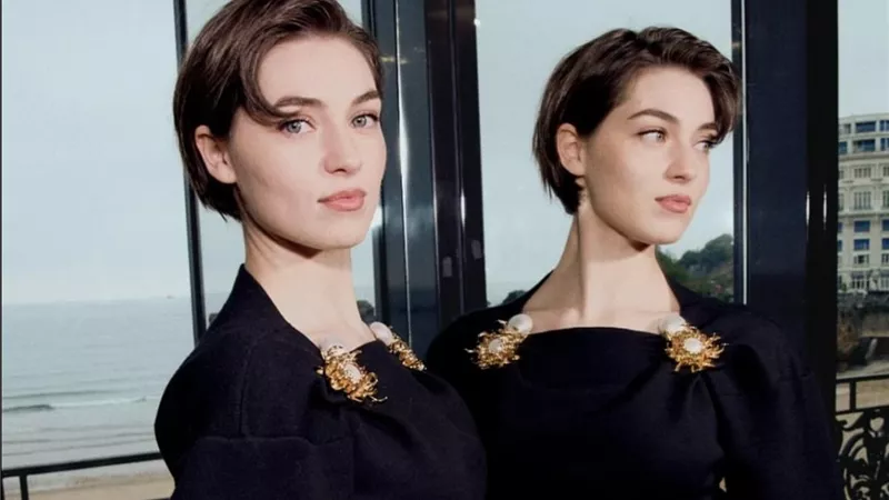 حضور لافت للمشاهير في عرض CHANEL بأزياء تجمع بين الكلاسيكية والعصرية