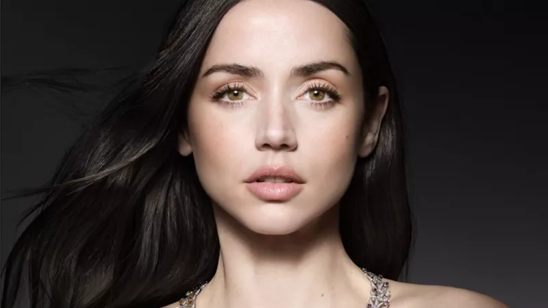 تألق استثنائي لـ Ana de Armas بمجوهرات Louis Vuitton.. فخامة مرصعة بالألوان