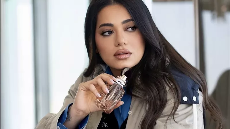 رحمة رياض تتألق بإطلالة أنيقة في حملة Miu miu لعطر Miutine