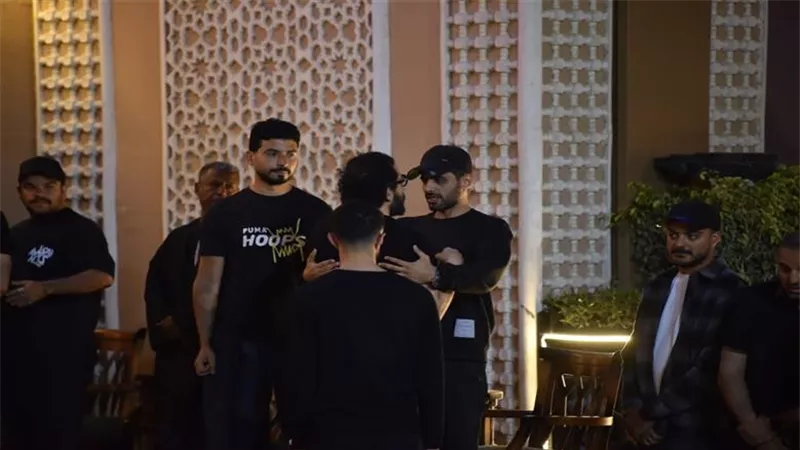 منهم عماد زيادة و أحمد السقا .. نجوم الفن يواسون حمدي الميرغني في عزاء والده 
