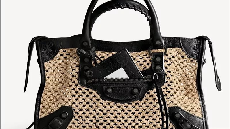 تصميم مبتكر بروح جريئة.. Balenciaga تعيد تعريف حقائب القش الفاخرة