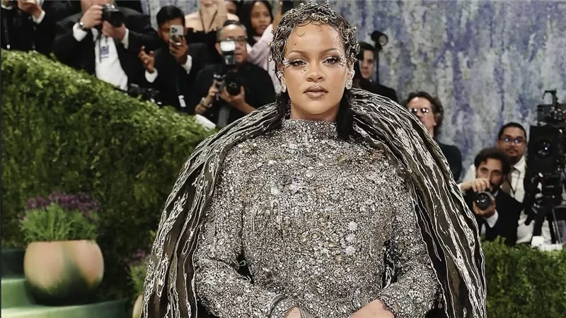     Rihanna تتألق بإطلالة فنية استثنائية في Met Gala