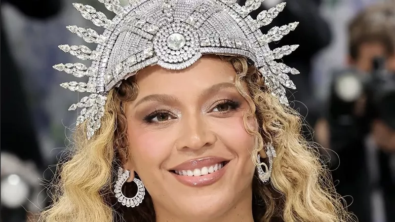    بعد غياب عقد كامل.. Beyoncé تُشعل السجادة الحمراء بتصميم أسطوري من Olivier Rousteing
