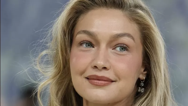 Gigi Hadid تتألق بإطلالة مستوحاة من أرشيف Miu Miu في Met Gala